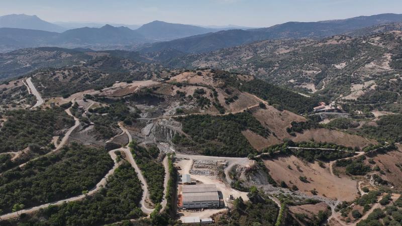 Seismic silence experiments at Sos Enattos for the Einstein Telescope